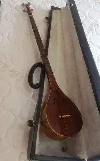سه تار با باکس چرمی وکتاب اموزشی در حد نو و۲/۵۰۰