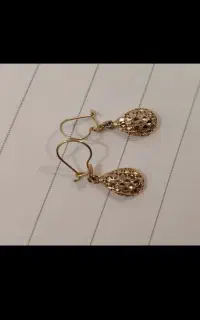 گوشواره  2گرم و 250سوت فاکتور داره . 300بالا تابلو
