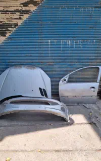 کاپوت گلگیر چپ سپر جلو و راست در سمت راست پژو ۲۰۶