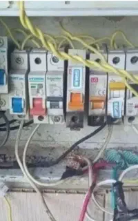 برقکار برق ساختمان  اتصالی رفع عیب نصاب سیم کشی