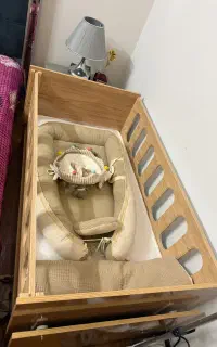 تخت کنار مادر