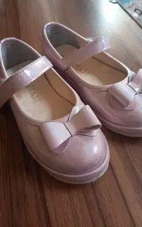 کفش دخترانه سایز ۳۴ به ۳۶ هم میخوره