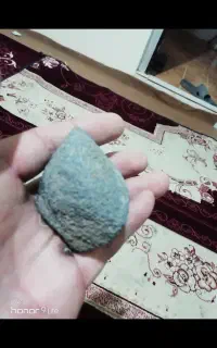 شهاب سنگ با پوسته کامل مشخص سوخته جذبم داره