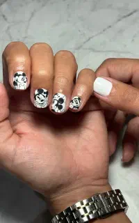 استخدام ناخن کار و مژه کارو اپلاسیون و کوتاهی مو
