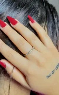 نیازمند مدل کاشت ناخن