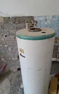 آبگرمکن و درب چوبی با چهارچوب و قفل سالم