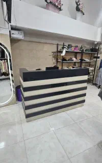 پیشخوان و ویترین مغازه پوشاک