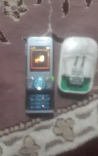 گوشی همراه با شارژر