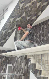 نصاب کاغذ دیواری و نقاش ساختمان
