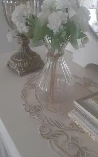 گلدان و گل مصنوعی