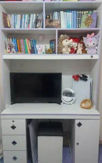 کتابخانه و میز تحریر