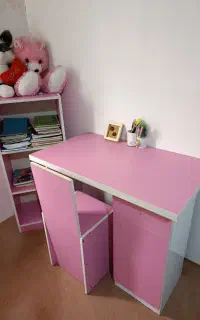 میز تحریر و صندلی و کتابخانه