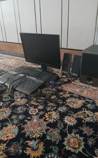 یک عدد مانیتورLG ودوعدد صفحه کلید و اسپیکر