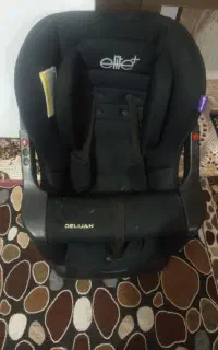 یک صندلی بچه برا ماشین