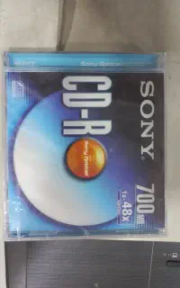 CD خام برند sony  ۷۰۰ مگابایت اورجینال قاب دار