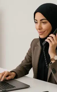 کارشناس فروش تلفنی خانم