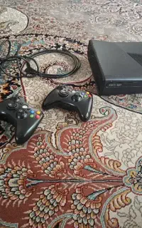 xbox 360 slim به علاوه ی یک دسته ی اضافه
