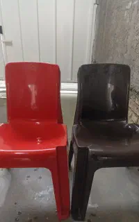 صندلی خوش رنگ در حد نو