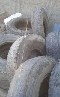 تعدادی لاستیک کامیون