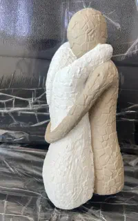مجسمه آغوش