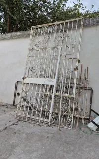 درب آهنی و میله گرد