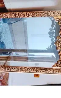 بوفه و ساعت طلایی ایستاده
