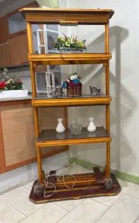 میز چوبی وشیشه ی چراغ دار