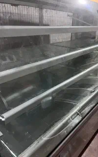ویترین ۲ متری دیس استیل و تعدادی شمع