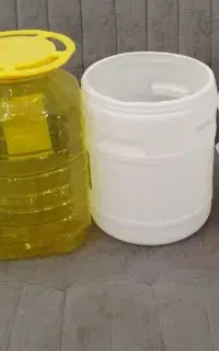 تعدادی سطل و دبه ترشی تمیز