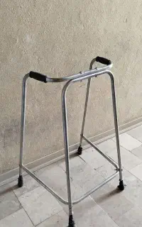 واکر تمیز و سالم .