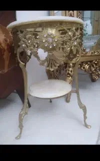میز برنزی سنگین وزن