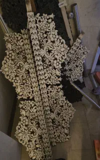 کتیبه ی محکم و ضخیم رنگ کرم سفید