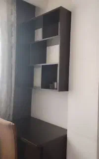 میز کامپیوتر و کتابخانه