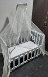 تخت نوزاد کنار مادر