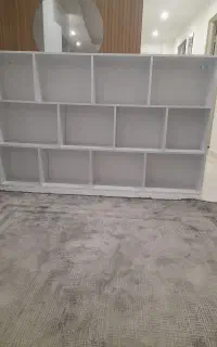 میز تحریر و کتابخانه