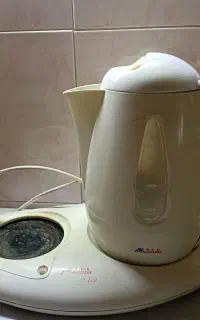کتری برقی و پایه سالم