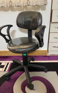 صندلی گردان نو و سالم