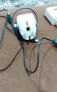 تعدادی کلگی گوشی و سیم شارژر