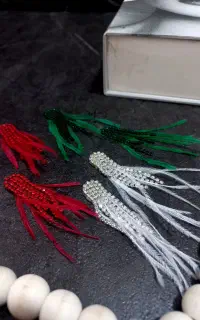 گوشواره میخی دستساز نگینی با پر سوزنی