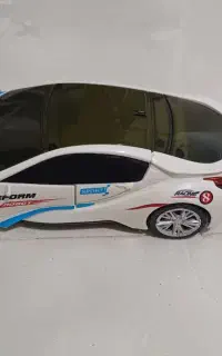 ماشین رباتیک سفید موزیکال