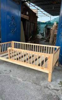 تخت چوبی کودک کنار مادر
