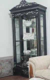 بوفه چوبی با وسایل داخلش