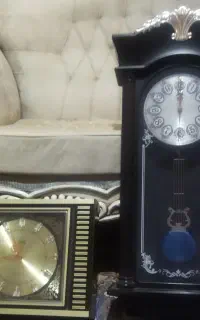 دو عدد ساعت دیواری