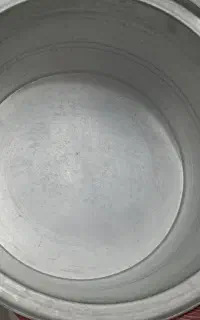 یک قابلمه  تازه مواد اصل قدیمی وزن سنگین هست