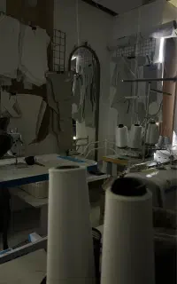 خانم اتوکار صنعتی در کارگاه تولیدی لباس