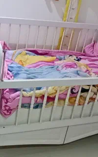 تخت کودک و نوجوان با تشک و یک تخت گهواره ای نوزاد