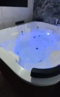 وان جکوزی شش نفره 210*150 کروم تیپ