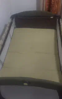 تخت کنار مادر
