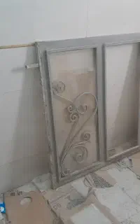 پنجره دست دوم سنگین شیشه هاش سالم تک درب