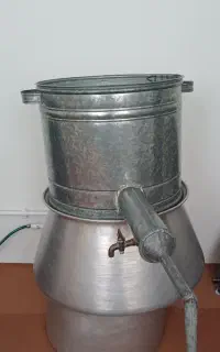 نی و گازان قدیمی و مقداری لباس